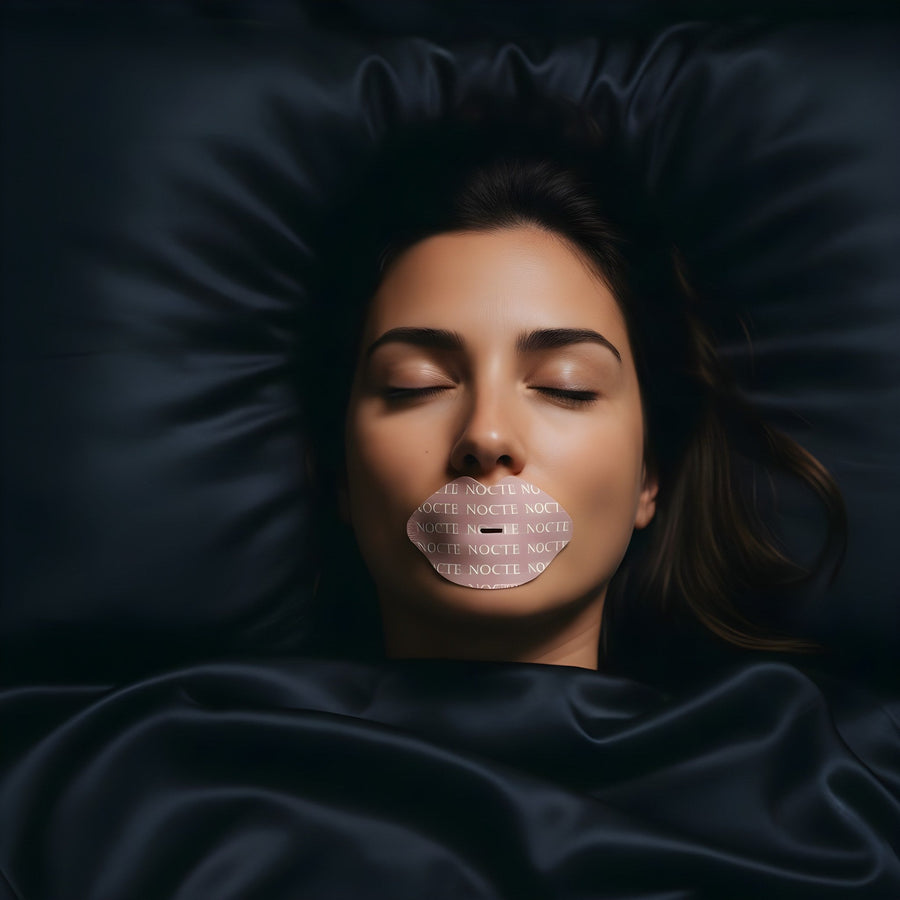 Femme endormie portant le masque lèvres NOCTE