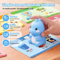 Une main d'enfant pose Dino Dit sur une carte