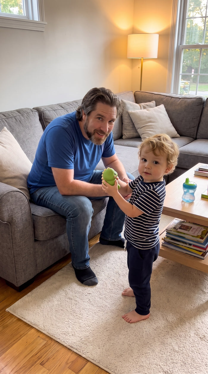 Un papa et son fils jouent avec Dino Dit dans le salon