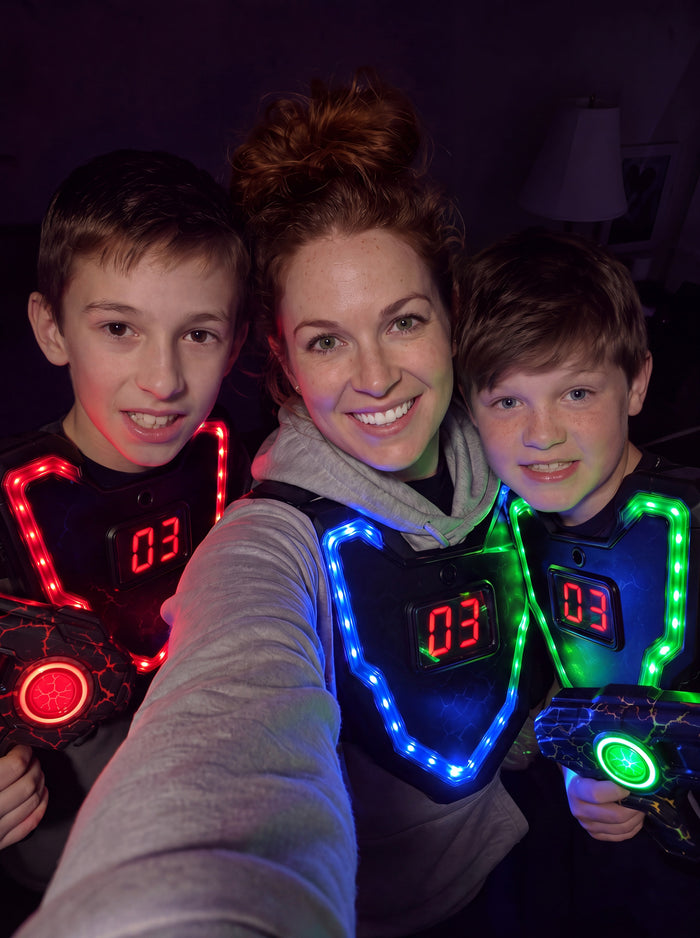 Une maman et ses deux fils en gilets lumineux