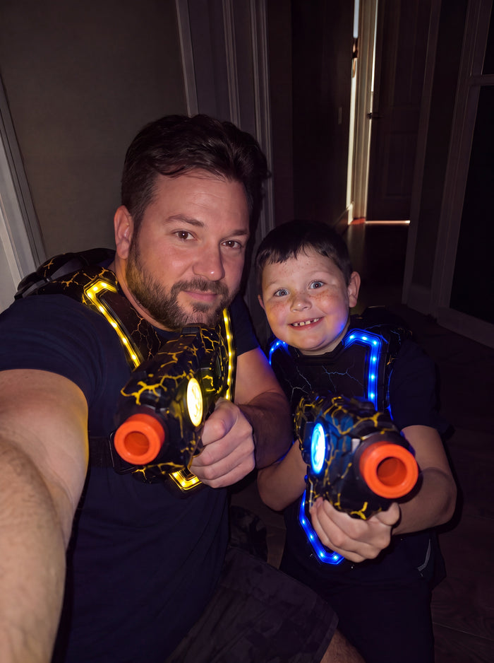 Un papa et son fils jouent au laser game La Nocte