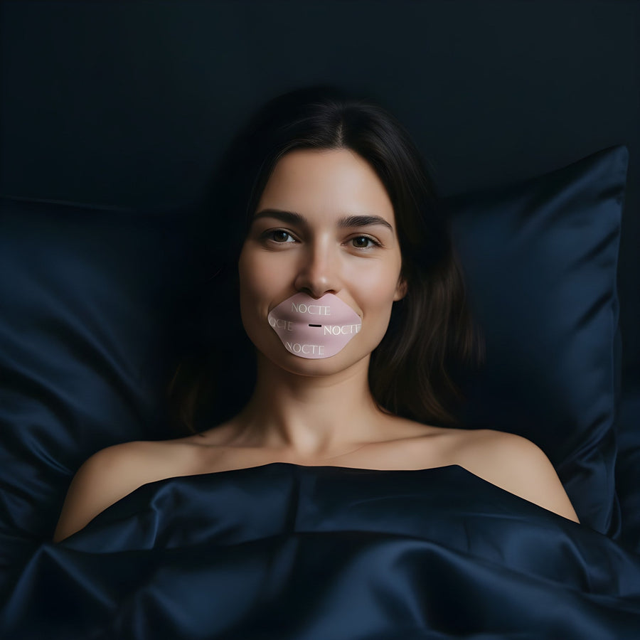 Femme portant le masque lèvres NOCTE, sereine